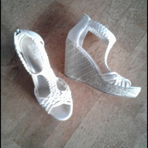 Ivory wedge sandals - Picture 1 of 5
